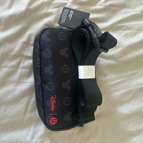 lululemon athletica Disney NWT Belt Bag black and grey - Picture 5 of 6